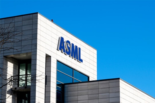 Qué hacer con esta acción del fabricante de equipos para el sector de los semiconductores ASML.